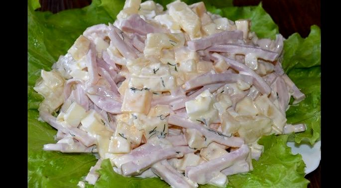 Салат с ананасом и ветчиной и сыром завершение остается только посыпать