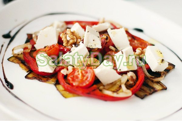 Салат с баклажанами сыром и томатами