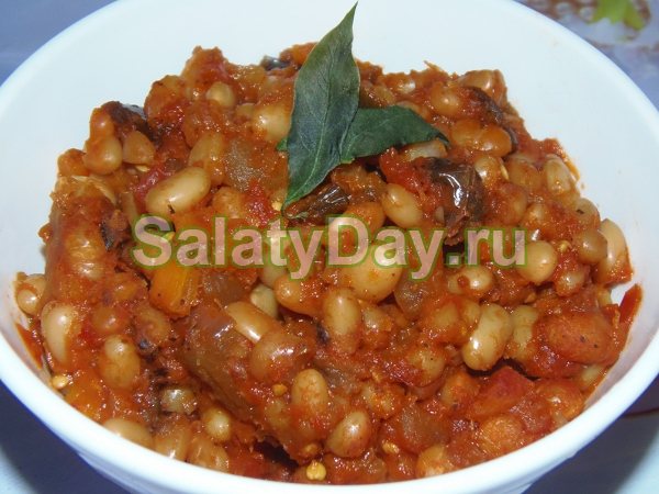 Салат с фасолью в томатном соусе на зиму
