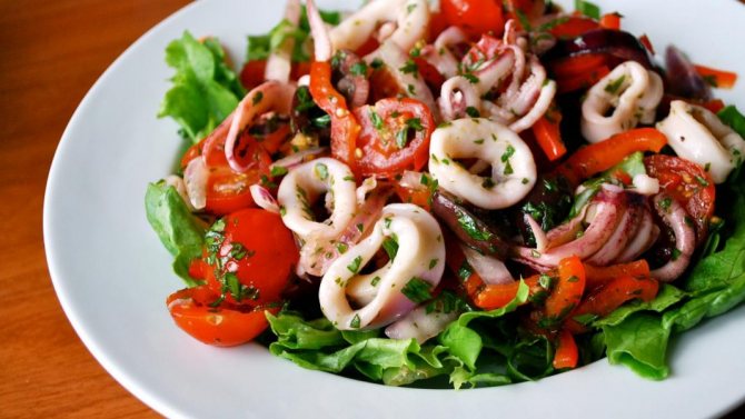 Салат с кальмарами и помидорами