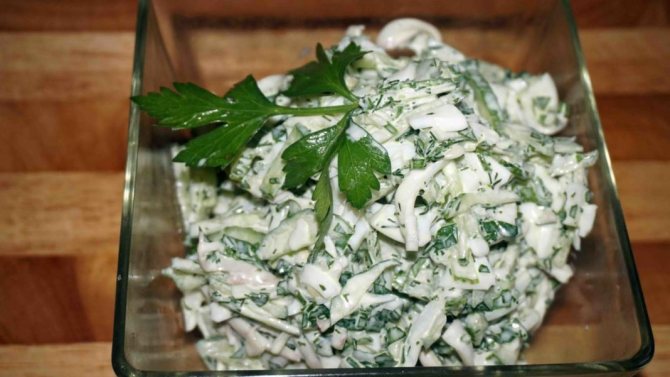 Салат с кальмарами и солеными огурцами