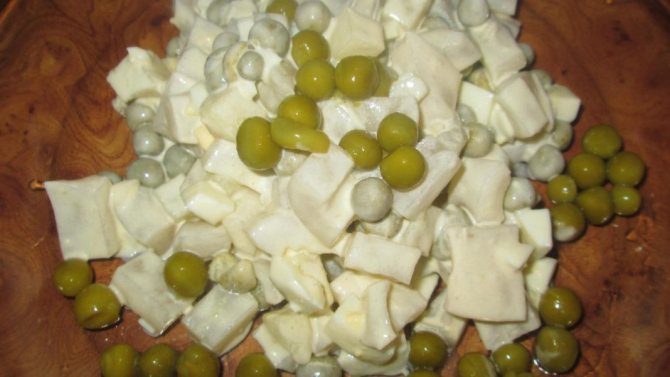 Салат с кальмарами и зеленым горошком