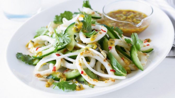 Салат с кальмаром и свежим огурцом