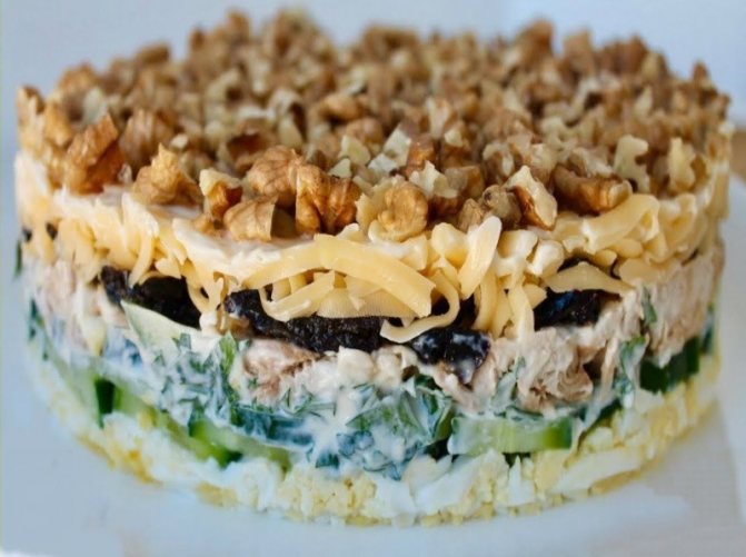 Салат с копченой курицей и черносливом