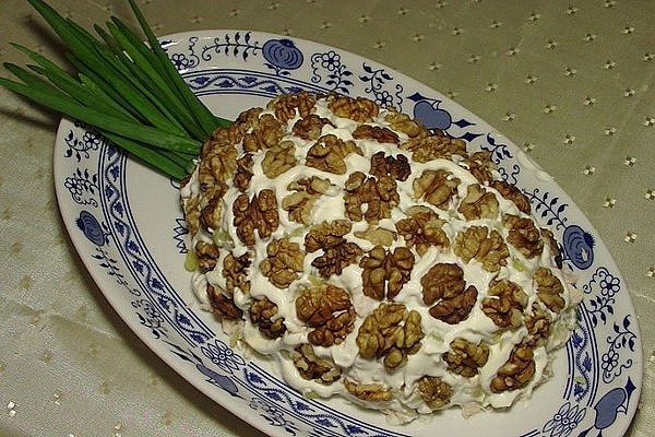 салат с орехами и луком
