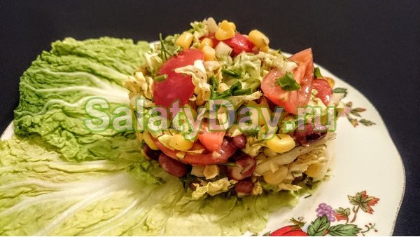 Салат с пекинской капустой и консервированными овощами