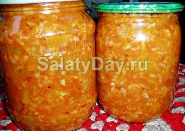 Салат с помидорами, рисом, с капустой и сладким перцем