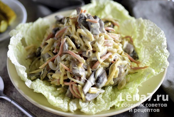 Салат с жареными грибами, сердцем и морковью по-корейски