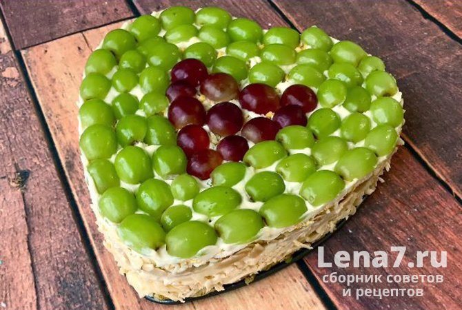 Салат «Тиффани» с черносливом, миндальными хлопьями и виноградом