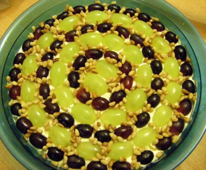 Салат Тиффани с кедровыми орешками.