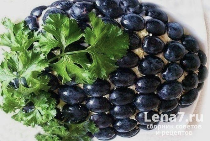 Салат «Тиффани» с куриным мясом, грибами и орехами