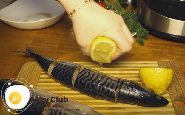 Сбрызгиваем рыбу лимонным соком.