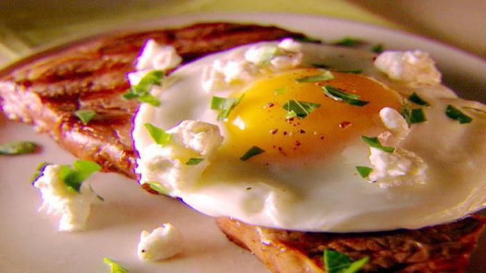 сколько нужно жарить яичницу