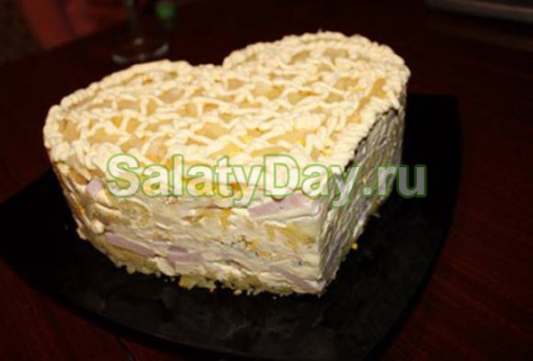 Слоеный салат с ветчиной и ананасами