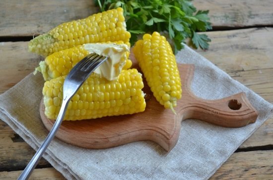 Смажем каждый початок маслом