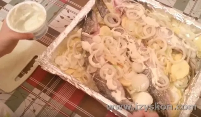 Смазываем блюдо сметаной.