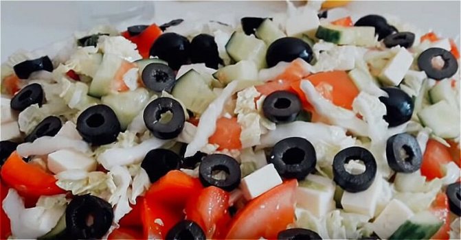 смешиваем пекинскую капусту с остальными продуктами