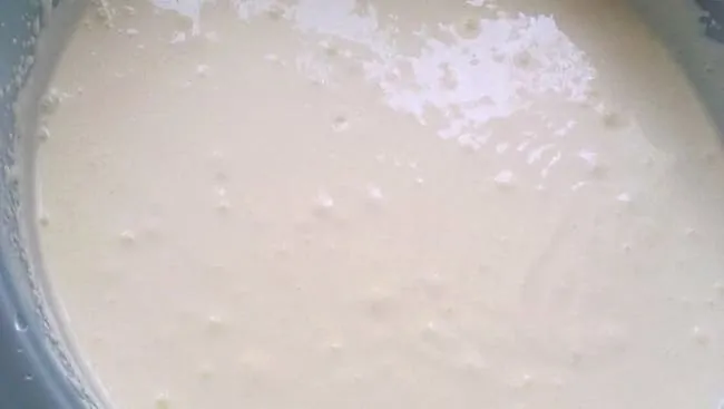 Сметанно-йогуртовый крем готов для намазывания коржей торта