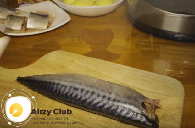 Сначала промываем и чистим рыбу.