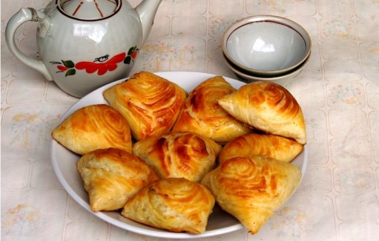 Сочные и хрустящие, слойки с курицей настоящие. Жаренные и печёные пирожки с курицей из слоёного теста