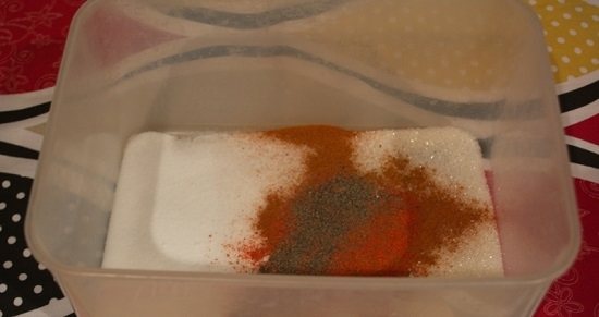 соединим соль с сахарным песком и перчиком
