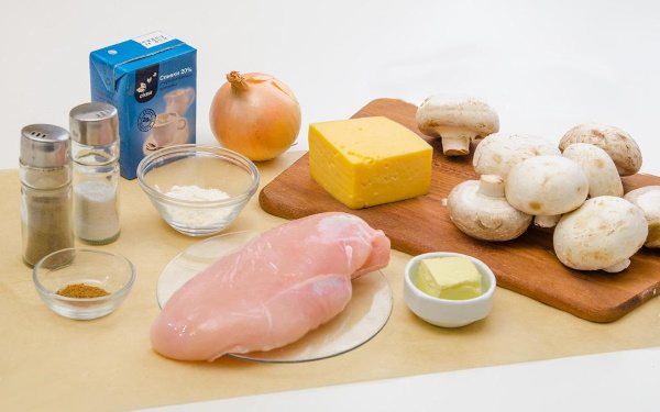 Соус для жульена (жюльена) с курицей и грибами. Рецепт на сметане, муке со сливками, молоком