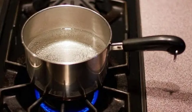 Ставим кастрюлю с водой на огонь