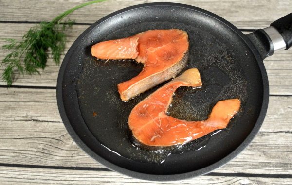 Стейк форели в духовке в фольге, на сковороде, мангале, гриле. Рецепты, сколько запекать, жарить