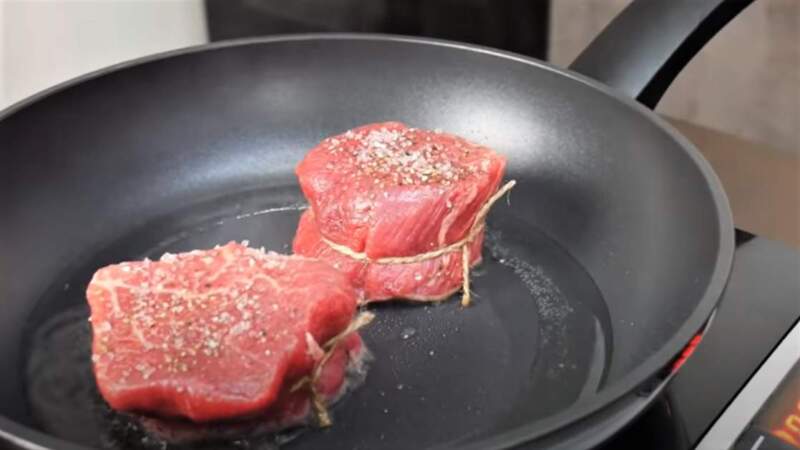 стейки из говядины на сковороде