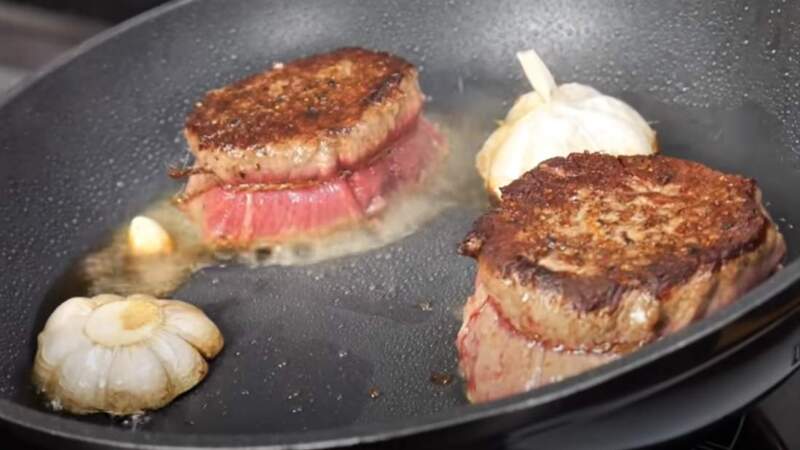 стейки из говядины с чесноком