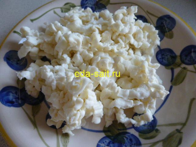 Сыр в салат с ананасами и ветчиной