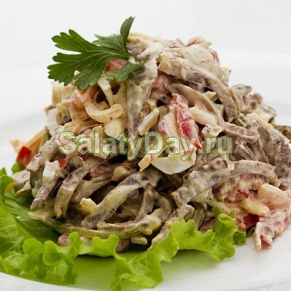 Теплый салат с говяжьим языком и баклажан