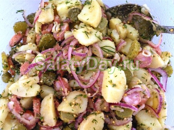 Теплый салат с сосисками, картофелем и баклажанами