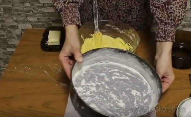 Тесто для королевского торта с безе получается довольно густым по консистенции.