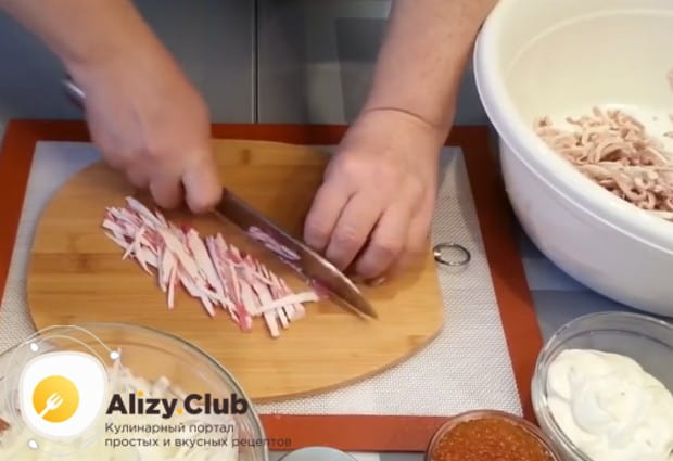 Тонкой соломкой нарезаем крабовые палочки.