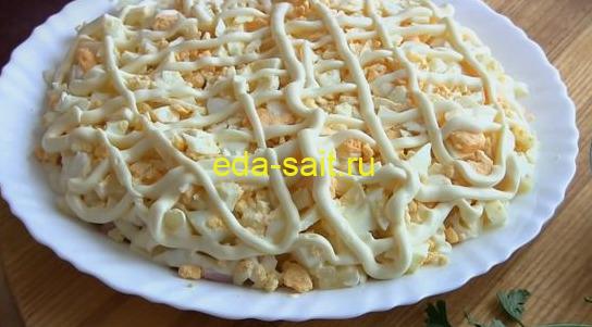 Третий слой салата с ананасами и ветчиной яйца