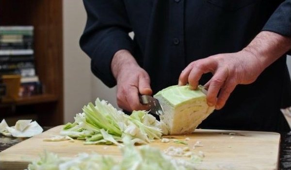 Тушеная капуста с колбасой. Рецепт на сковороде, в мультиварке, кастрюле с картошкой, томатной пастой, рисом, грибами, помидорами