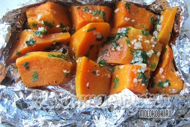 Тыквенные кубики в алюминиевой фольге