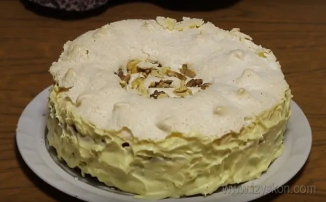 В таком варианте королевский торт с безе практически не нуждается в дополнительном украшении.