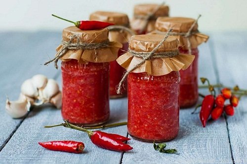 Вкусная аджика с добавлением чеснока