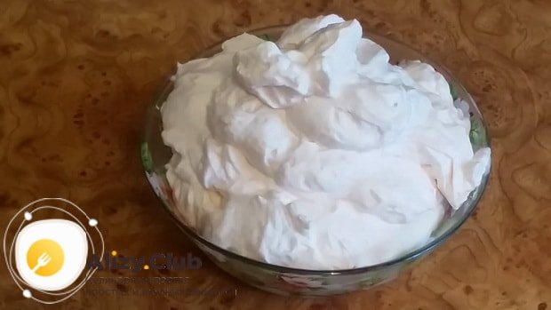Вкусный крем из сливок и йогурта для торта готов.