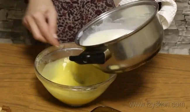 Вливаем молоко в крем для королевского торта с безе.