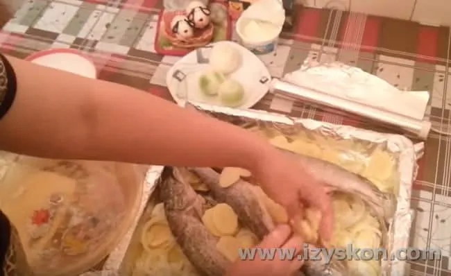 Внутрь тушек кладем кружочки картофеля.