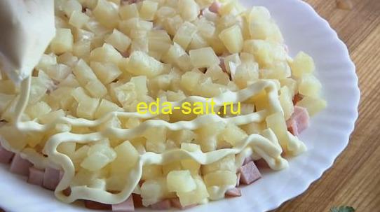 Второй слой салата с ананасами и ветчиной ананасы