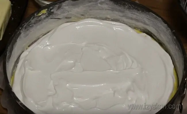 Выкладываем безе на корж для приготовления королевского торта.