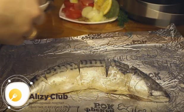 Выкладываем рыбу на фольгу.