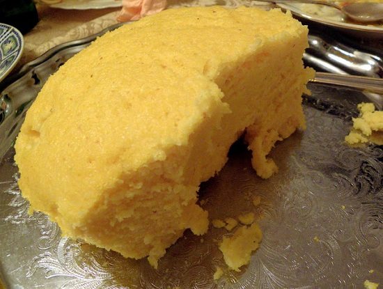 Выложим мамалыгу в тарелку