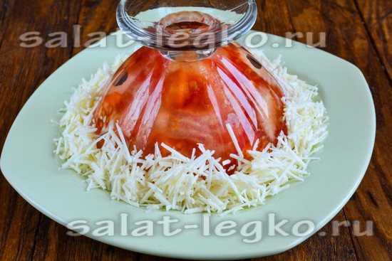 Выложить сыр по краю формы