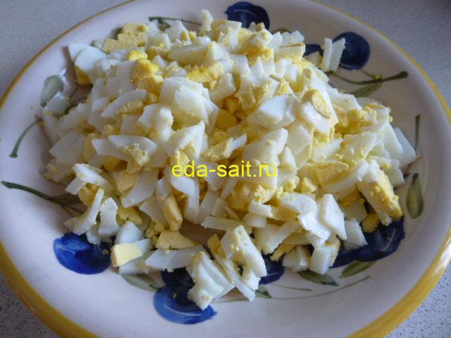 Яйца в салат с ананасами и ветчиной