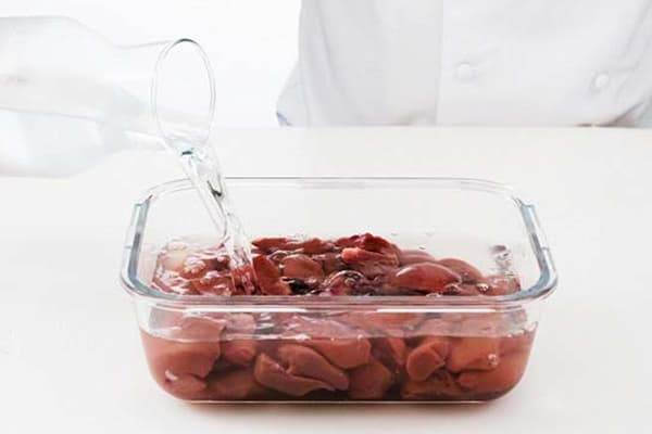 Замачивание нарезанных говяжьих почек